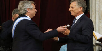 Guerra de acusaciones entre Fernández y Macri a seis días de las Paso