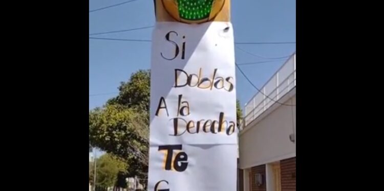 Para que no doblen en contramano, hicieron un cartel y se volvió viral