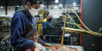 La capacidad instalada de la industria subió al 64,1%