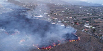 La lava se acerca a la costa española destruyendo todo a su paso