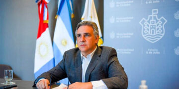 Llaryora por la situación del aeropuerto: Es una locura total”