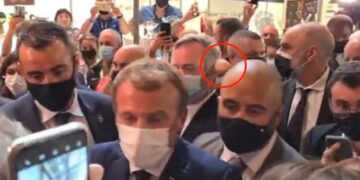 Un joven le lanzó un huevo a Macron en una feria