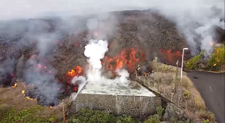 Así avanza la imponente lengua de magma sobre la isla de La Palma