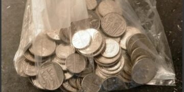 Pagó un desayuno con una bolsa llena de monedas y el cocinero se vengó