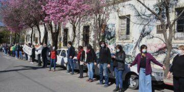 Abrazo solidario y paro por tiempo indeterminado en el Neuropsiquiátrico