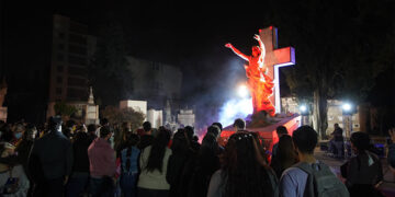 La «Noche de los cementerios» tuvo una multitudinaria convocatoria