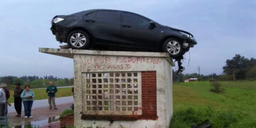 Perdió el control y aterrizó sobre una garita de la ruta 14