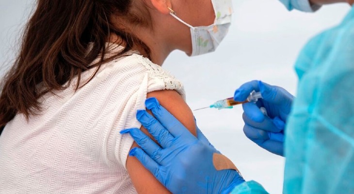 Comenzó la vacunación a jóvenes de 17 años sin comorbilidades