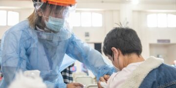 De los vacunados con dos dosis solo murió por Covid el 0,01%