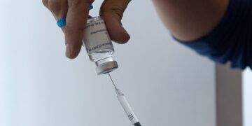 La mezcla AstraZeneca-Sputnik Light generó un aumento de anticuerpos