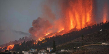 Miles de evacuados tras la erupción de un volcán en Canarias