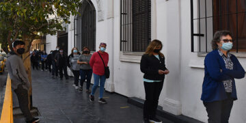 Quienes a las 18 se encuentren en la fila podrán votar