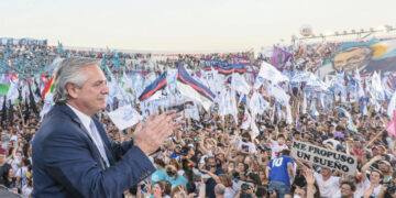 Fernández dijo que su Gobierno «no se arrodillará» ante el FMI