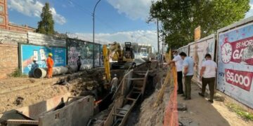 Avanza la reparación del caño que desató el desborde cloacal