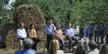 Junto a intendentes, De Loredo lanzó otro guiño hacia el campo