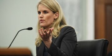 Denunciante pide regulación de Facebook ante legisladores de EE.UU.