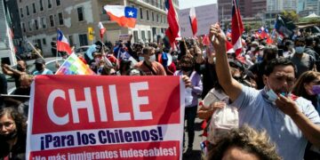 Migrantes: clandestinos por no llevar papel