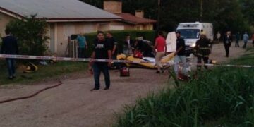 Tres heridos al estrellarse una avioneta que hacía acrobacias