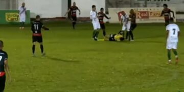 Un futbolista atacó con feroces patadas al árbitro en pleno partido