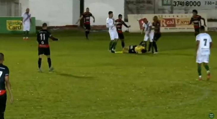 Un futbolista atacó con feroces patadas al árbitro en pleno partido