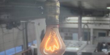 El extraño caso del foquito de luz que lleva 120 años encendido