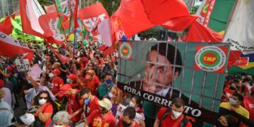 Multitudinarias protestas contra Bolsonaro