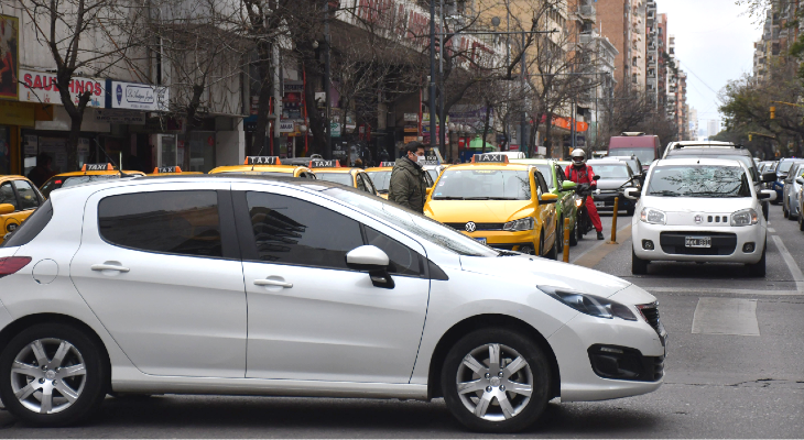 Determinan la prioridad de paso vehicular por la derecha en avenidas