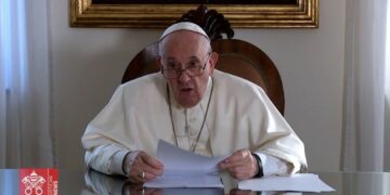 El papa Francisco reclamó un salario básico universal