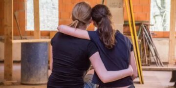 Convocan a personas que deseen adoptar a dos hermanas adolescentes