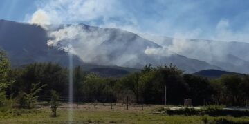 Sigue activo el foco de incendio que afecta la zona de Traslasierra