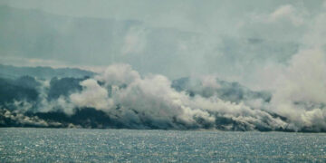 La lava del volcán ya gana casi 20 hectáreas al mar en La Palma