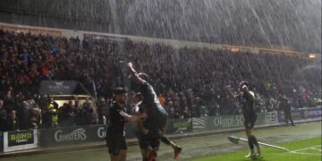 Desesperada jugada bajo un diluvio termina con un impresionante gol