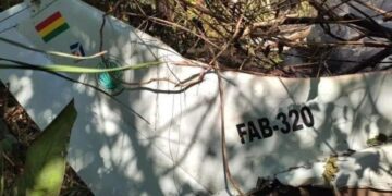 Seis muertos al caer una avioneta militar en Bolivia