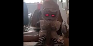 Una niña compró la muñeca más aterradora para Halloween