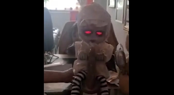 Una niña compró la muñeca más aterradora para Halloween