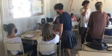 No lo dejaron usar short en la escuela y optó por ponerse una pollera