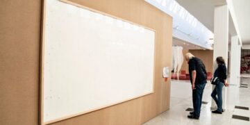 Le pagaron US$ 83.000 para crear una obra de arte y entregó un lienzo en blanco