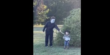 Quiso asustar a un niño, pero recibió la reacción más tierna