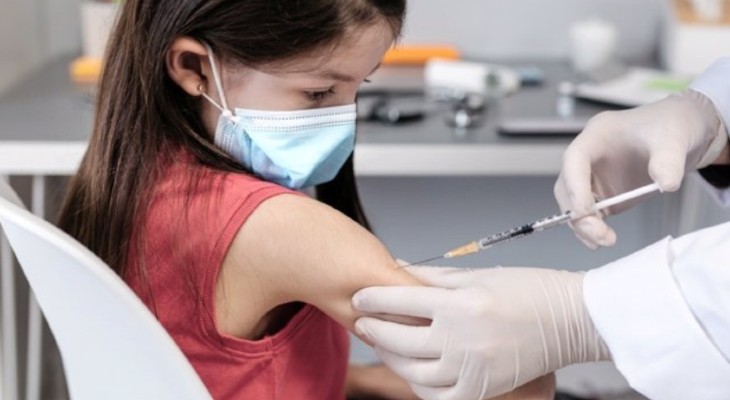 Autorizan la aplicación de la vacuna Moderna en mayores de 12 años