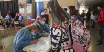 Continúa la vacunación en instituciones educativas