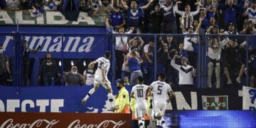 Vélez frenó a Boca y no se baja de la pelea