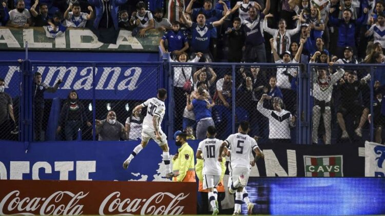 Vélez frenó a Boca y no se baja de la pelea