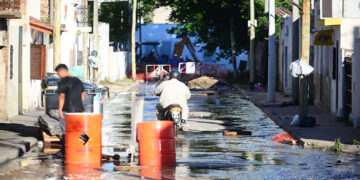 Por el desborde cloacal, continúa la crisis en Alberdi y Villa Páez