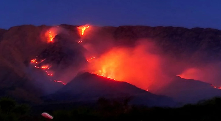 Sigue activo el incendio de alta montaña en cercanías de La Paz