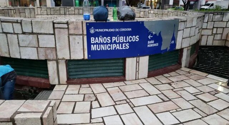 Por mal uso”, clausuraron los baños de la Plaza San Martín