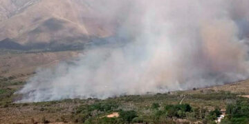 Los bomberos combaten un incendio en el Valle de Traslasierra