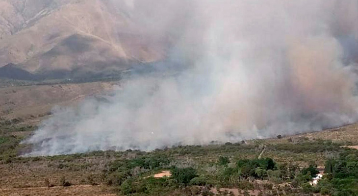 Los bomberos combaten un incendio en el Valle de Traslasierra