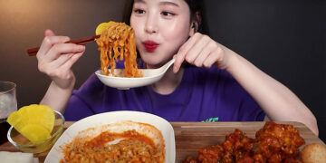 «Mukbang», la práctica de los youtubers que se atragantan en comida