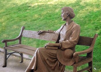 Controversia por la estatua de Virginia Woolf frente a un río