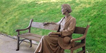 Controversia por la estatua de Virginia Woolf frente a un río